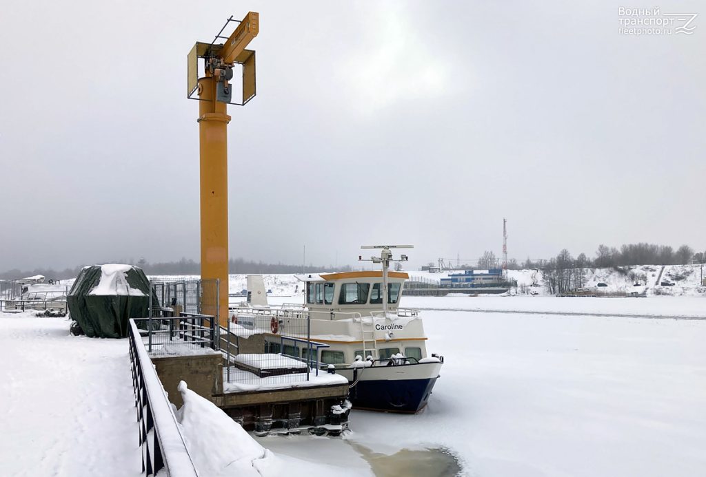 Reisilaev Caroline talvel Narva sadama kai ääres